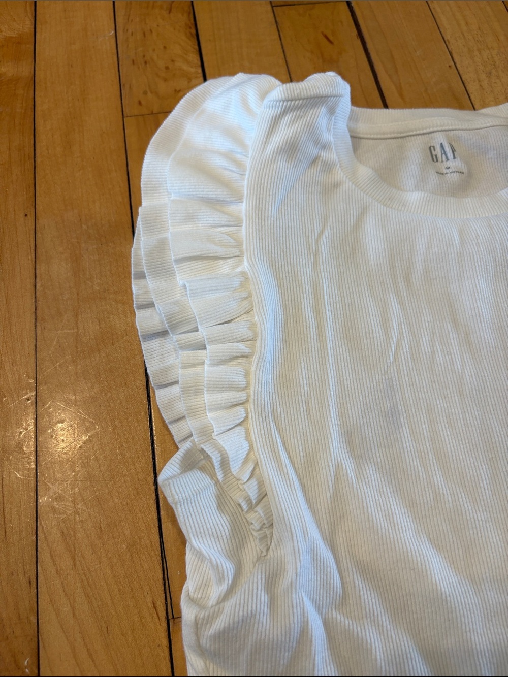 GAP White Ruffle Sleeve Ribbed Tank size medium - Picture 3 of 4